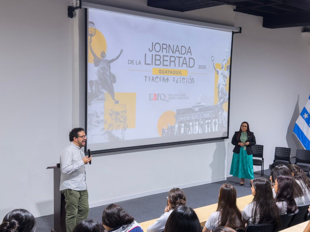 Estudiantes participan en los cineforos de la Semana de la Libertad USFQ en Guayaquil.