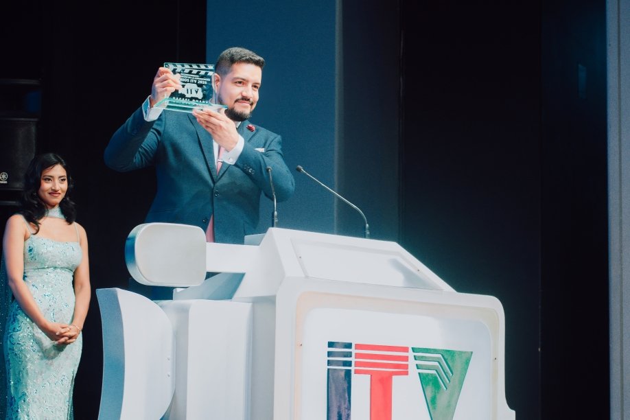 Omar Dimitrakis recibiendo el Premio Rafael Duany en la ceremonia de los Premios ITV 2025 en el Teatro Centro de Arte