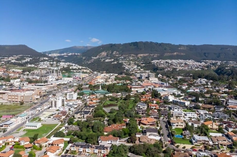 Gráfico comparativo del precio del metro cuadrado en América Latina mostrando Quito como ciudad más accesible con 1200 dólares