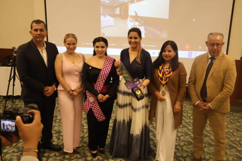 Catalina Cajías condecoración entregada por el Parlamento Andino en Ibagué