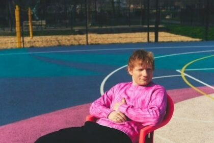 Ed Sheeran tocando guitarra en concierto con pedal de loops durante su gira mundial Loop Tour promocionando su llegada a Ecuador