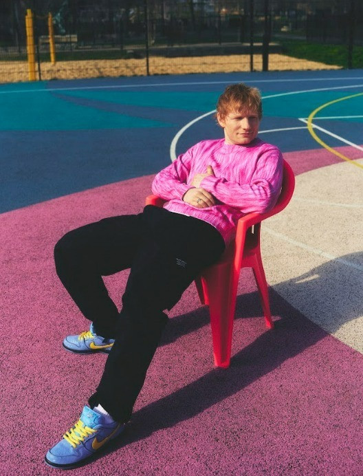 Ed Sheeran tocando guitarra en concierto con pedal de loops durante su gira mundial Loop Tour promocionando su llegada a Ecuador