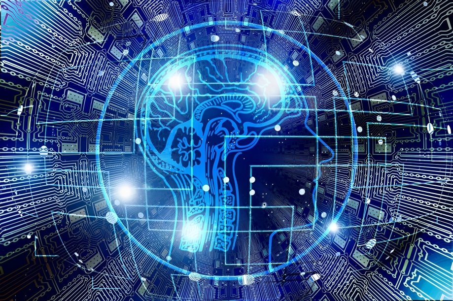 Investigadora ecuatoriana trabajando con algoritmos de inteligencia artificial para diagnóstico médico en laboratorio UTPL