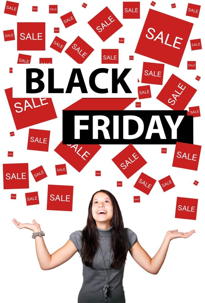 Persona realizando compras en línea durante Black Friday mostrando comportamiento de psicología del consumo impulsivo en Ecuador