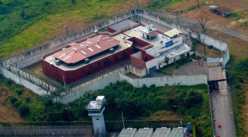 La Cárcel de La Roca vacía después del traslado de 300 presos a Santa Elena bajo estrictas medidas de seguridad.
