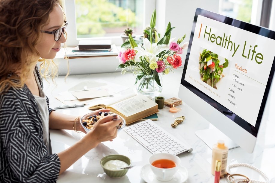 Profesional analizando estrategias de marketing digital en el sector salud con gráficos de tendencias en pantalla durante Black Friday