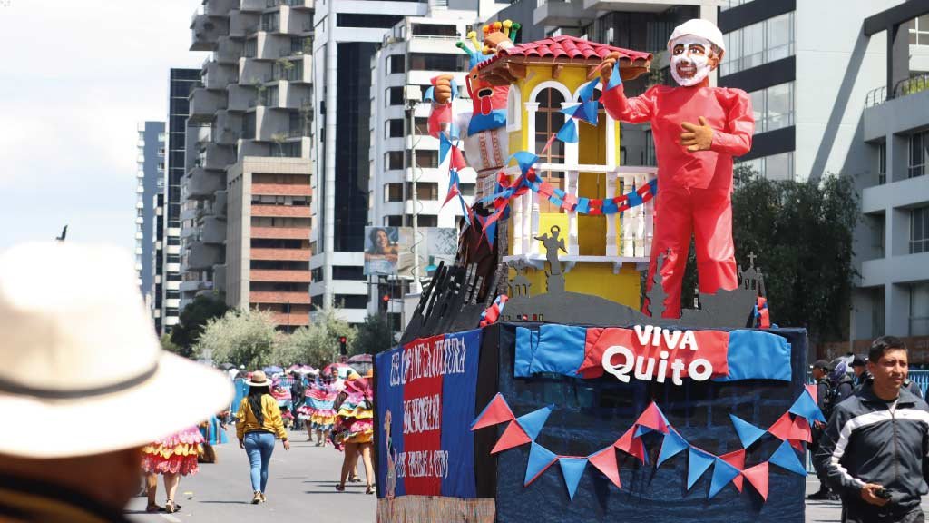 La carroza del "Viva Quito" con el muñeco