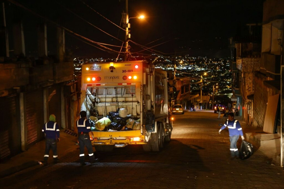 Camión recolector de basura durante servicio de limpieza en calles de Quito Ecuador con tasa de recolección actualizada