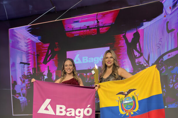 Valeria Andrade y Mercedes Córdova recibiendo EIKON de Oro por Memoria de Sostenibilidad de Laboratorios Bagó en Buenos Aires 2024