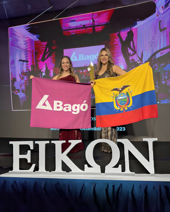 Valeria Andrade y Mercedes Córdova recibiendo EIKON de Oro por Memoria de Sostenibilidad de Laboratorios Bagó en Buenos Aires 2024