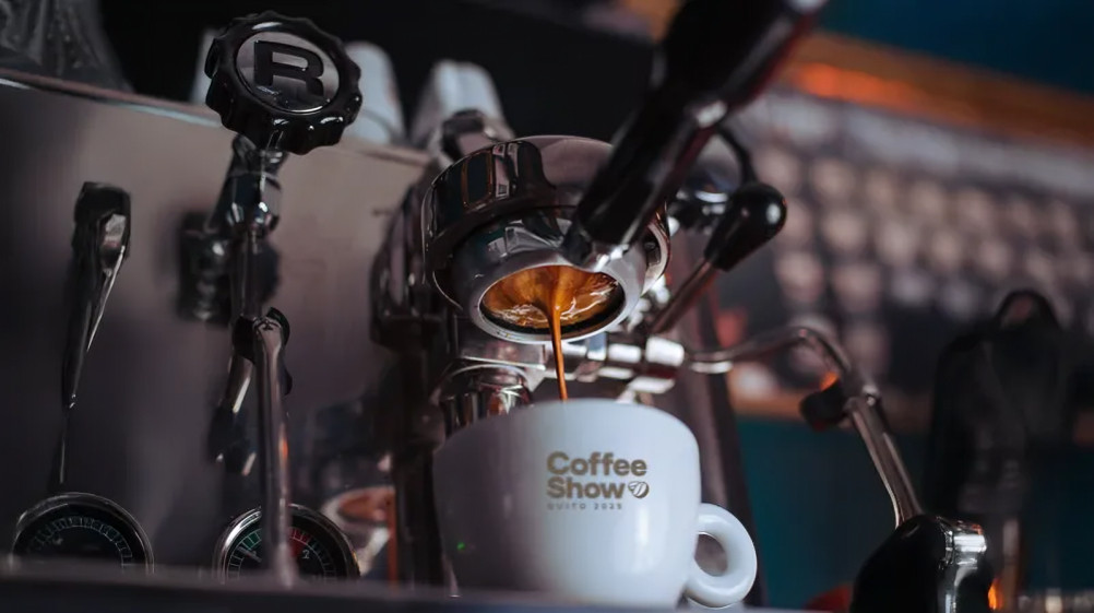 Taza de café de especialidad servida en stand del Coffee Show 2025 en Quito durante las Fiestas de diciembre