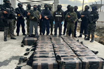 Decomiso de cocaína en Atacames Esmeraldas con 697 kilogramos incautados por Policía Nacional Ecuador noviembre 2025