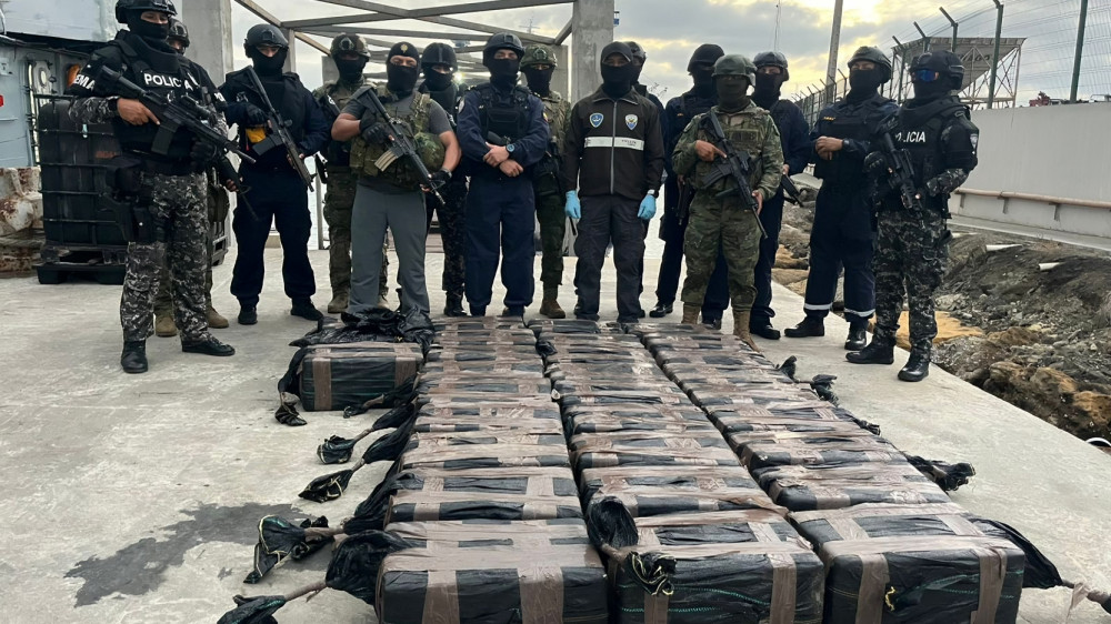 Decomiso de cocaína en Atacames Esmeraldas con 697 kilogramos incautados por Policía Nacional Ecuador noviembre 2025