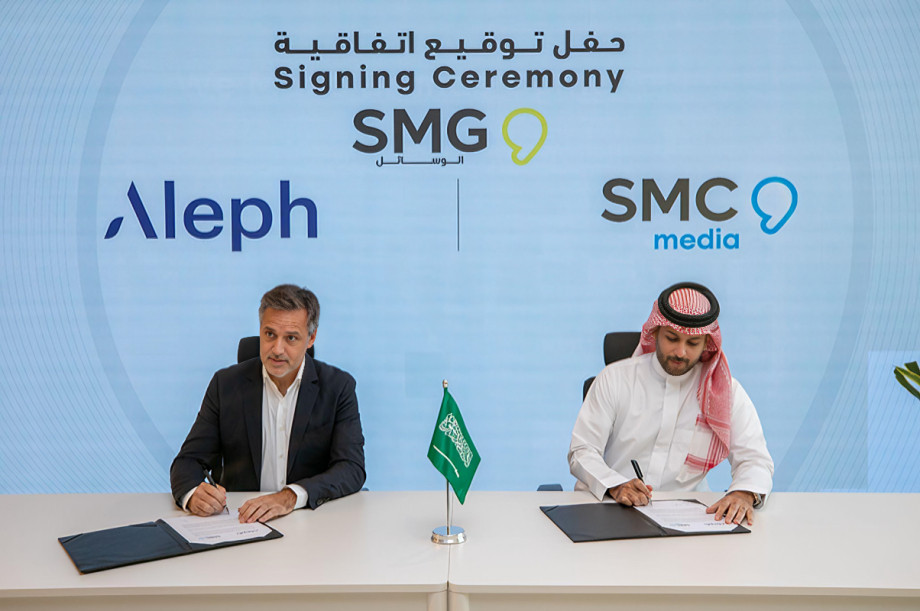 Mohamed Al-Khereiji y Gastón Taratuta firmando acuerdo estratégico entre SMC Media y Aleph Group en Riad