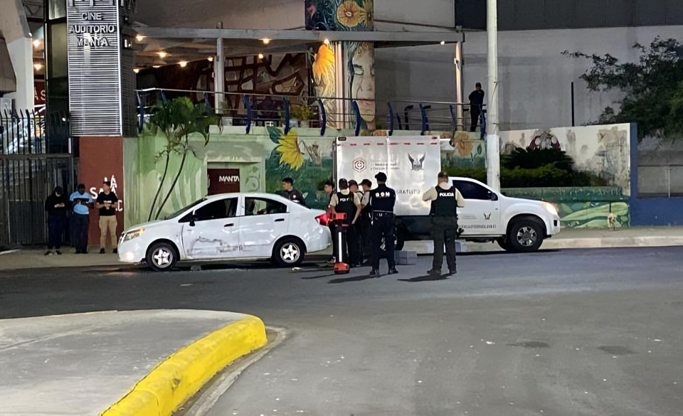 Escena del triple asesinato en avenida Malecón de Manta donde murió el creador de contenido Jonathan Palma y dos acompañantes