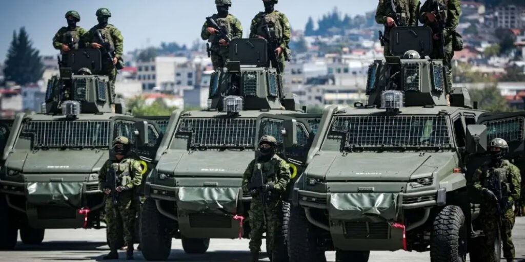 Soldados reservistas ecuatorianos formados en base militar durante proceso de registro para consulta popular y referéndum
