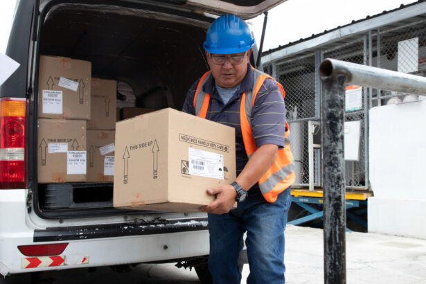 Descarga de medicamentos en hospital del IESS durante implementación del sistema Salog en Ecuador noviembre 2025