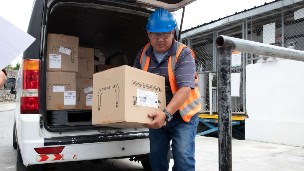 Descarga de medicamentos en hospital del IESS durante implementación del sistema Salog en Ecuador noviembre 2025