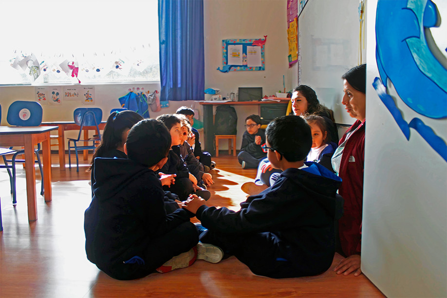 Estudiantes con y sin discapacidad trabajando juntos en aula inclusiva del Colegio Surcos en Quito Ecuador
