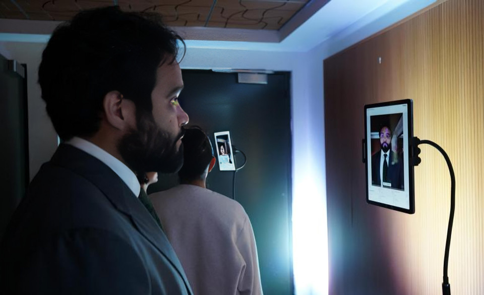 Edgar Lama presentando aplicación de citas médicas CNT Salud con funcionarios de CNT y Ministerio de Salud en evento oficial