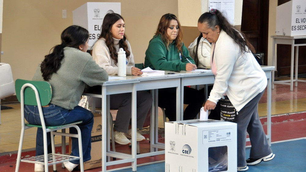 prohibición de celulares en votaciones en Ecuador