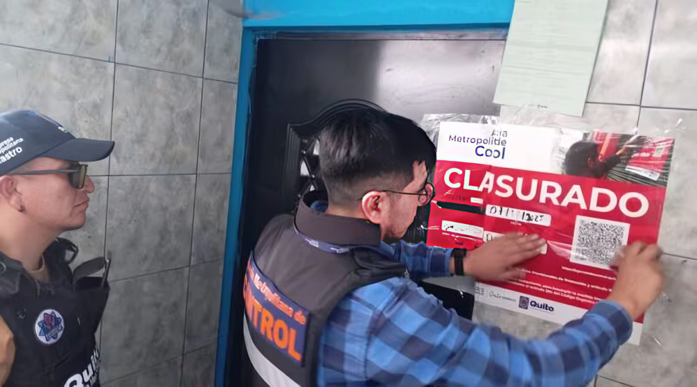 Operativo policial descubre planta ilegal de procesamiento de oro en vivienda residencial de Calderón en Quito con sacos de carbón activado