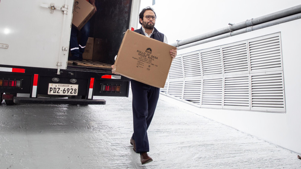 Presidente del IESS Edgar Lama durante entrega de insumos médicos en Quito evidenciando desabastecimiento de medicinas en el IESS