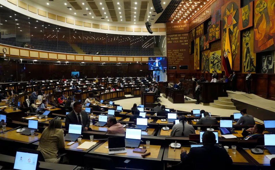 Reunión del pleno de la Asamblea Nacional de Ecuador donde legisladores debaten proyecto de ley del cannabis medicinal