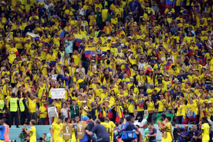 Hinchas ecuatorianos tramitando visa Estados Unidos Mundial 2026 con asesor legal migratorio mostrando documentos consulares