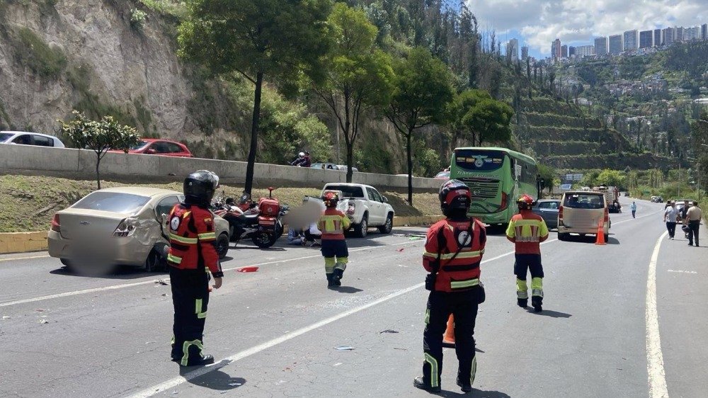accidente múltiple en la avenida Simón Bolívar en Quito