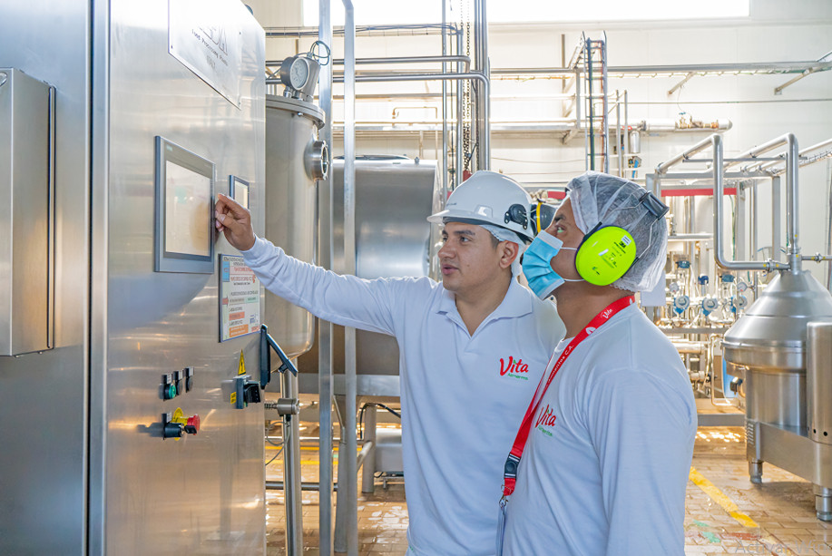 Colaboradores de Vita Alimentos en planta de producción Luluncoto Quito trabajando con certificaciones ISO sostenibilidad alimentaria implementadas