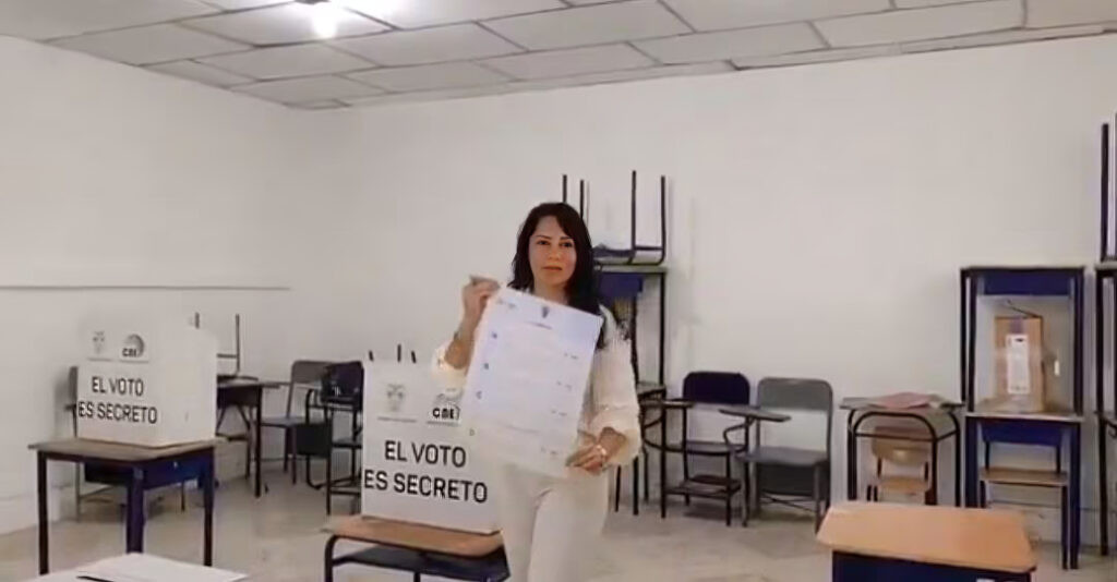 Luisa González muestra su papeleta después de votar en la parroquia Canuto de Chone durante la consulta popular 2025 en Ecuador