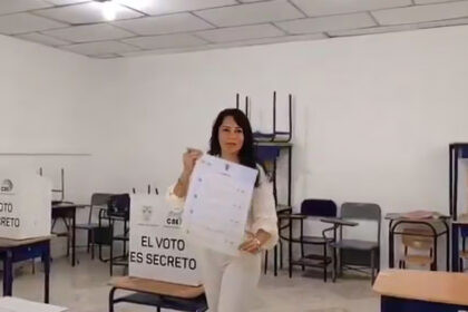 Luisa González muestra su papeleta después de votar en la parroquia Canuto de Chone durante la consulta popular 2025 en Ecuador