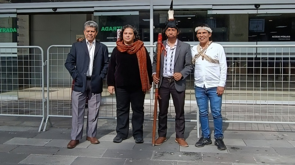 Representantes de fundaciones ecuatorianas en Complejo Judicial de Quito tras ordenarse desbloqueo de cuentas bancarias congeladas