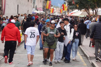 Ministro Harold Burbano anuncia feriados de Navidad y Año Nuevo en Ecuador durante conferencia oficial noviembre 2025