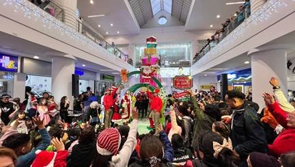 Papá Noel encendiendo el árbol durante la Navidad en El Recreo