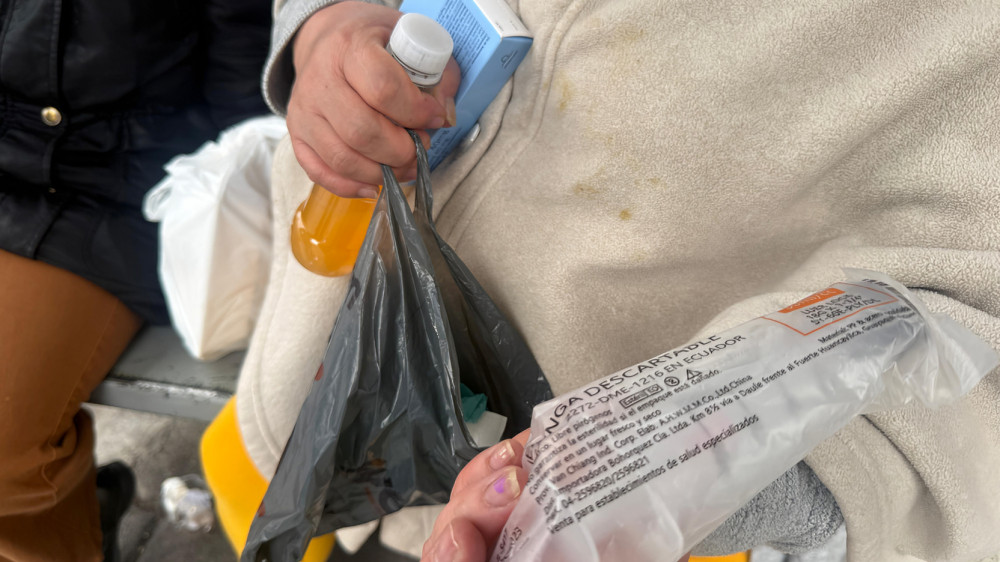 Paciente muestra medicamentos adquiridos en farmacias privadas por desabastecimiento en hospitales públicos de Quito