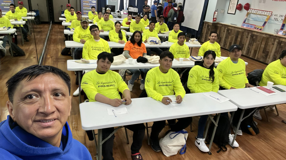 Walter Sinche impartiendo curso de seguridad laboral OSHA para migrantes ecuatorianos en refugio de Queens Nueva York