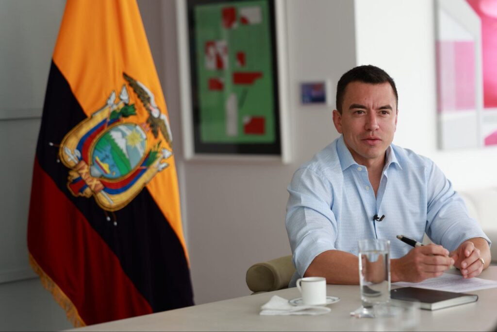 Presidente escribe en documento durante evento oficial en Ecuador