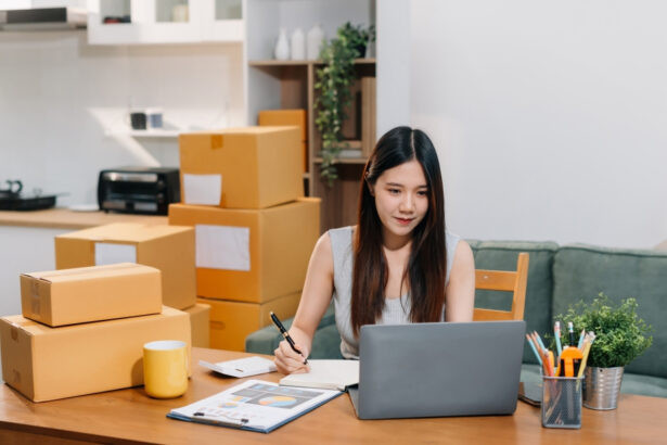 Empresario ecuatoriano revisando documentos financieros para solicitar préstamos para PYMES en Ecuador en oficina moderna