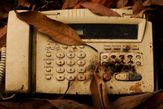 Oficina pública en Alemania usando fax y documentos en papel