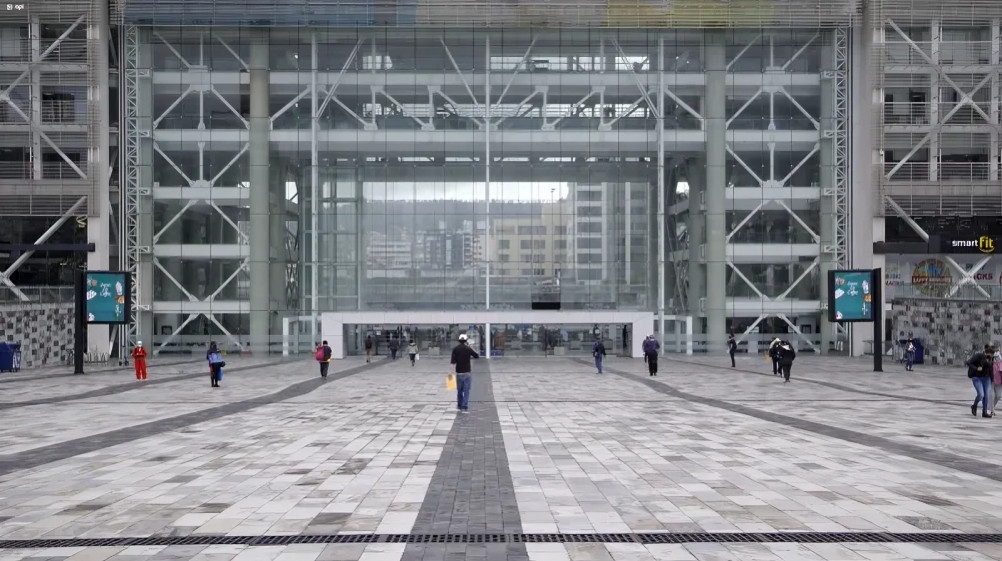 Ministro ecuatoriano revisando documentos presupuestarios ilustrando presupuesto ministerial preasignado en Ecuador con 85% rigidez fiscal