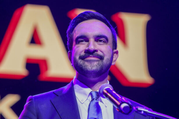 Zohran Mamdani alcalde de Nueva York durante su investidura en la estación City Hall del metro