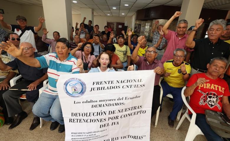 Adultos mayores protestando por la devolución del IVA en Ecuador en 2025