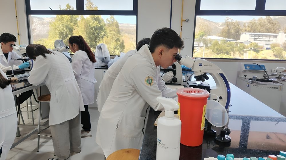 Profesionales de salud realizando prueba de VIH en Ecuador durante campaña de prevención comunitaria