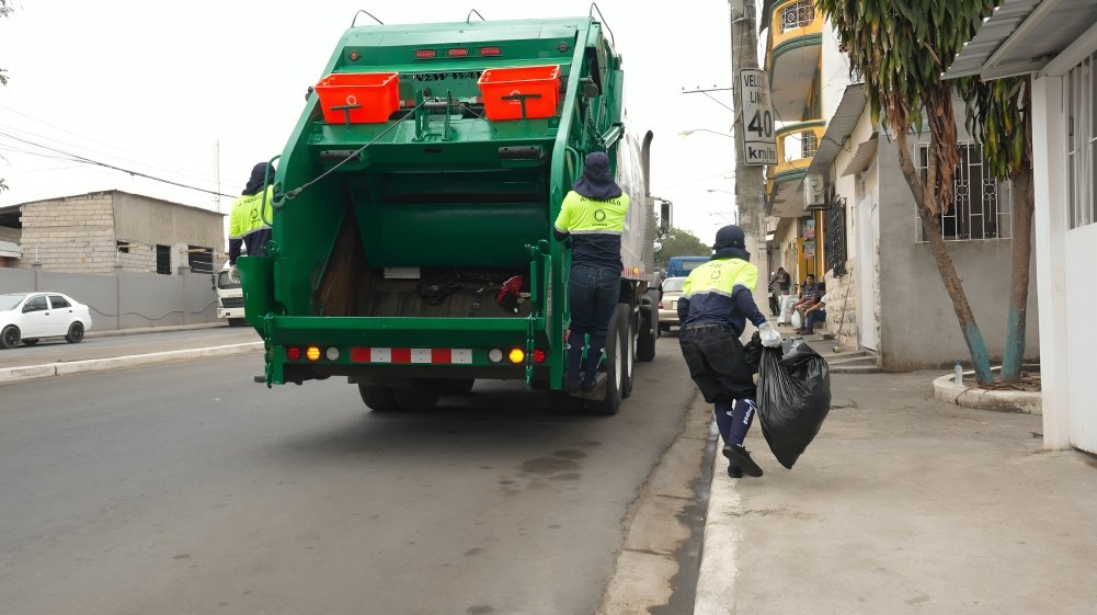 Trabajadores de Consorcio Urvaseo realizando recolección de desechos en Guayaquil durante fin de año con camión recolector