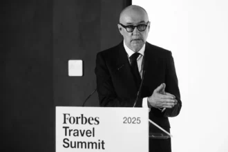 Panel de expertos durante el Forbes Travel Summit 2025 en Forbes House Madrid.
