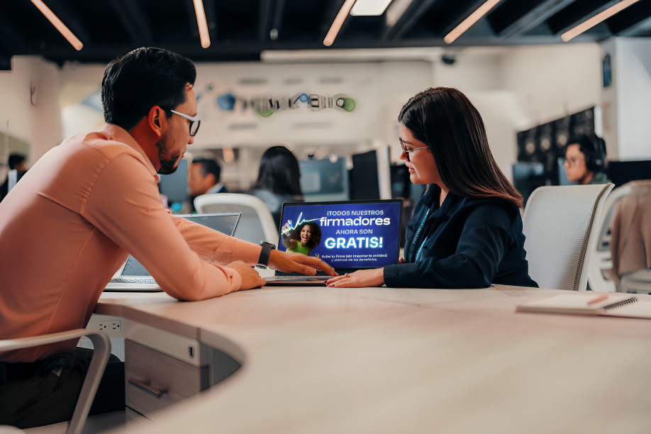 Persona usando herramientas de firma electrónica en Ecuador desde computadora portátil con certificado digital