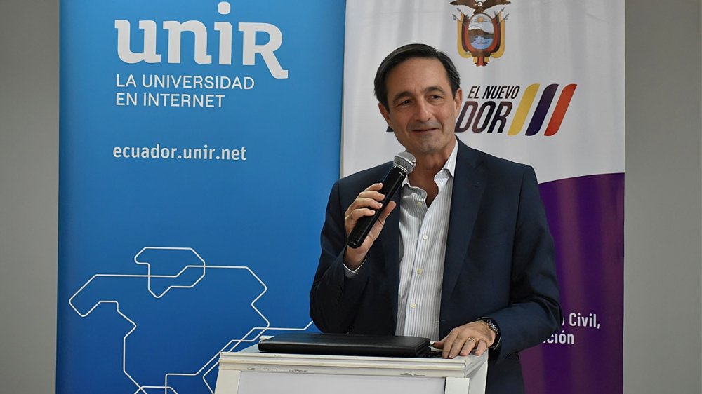 Firma de convenio entre directores del Registro Civil de Ecuador y UNIR en ceremonia oficial en Quito 2025