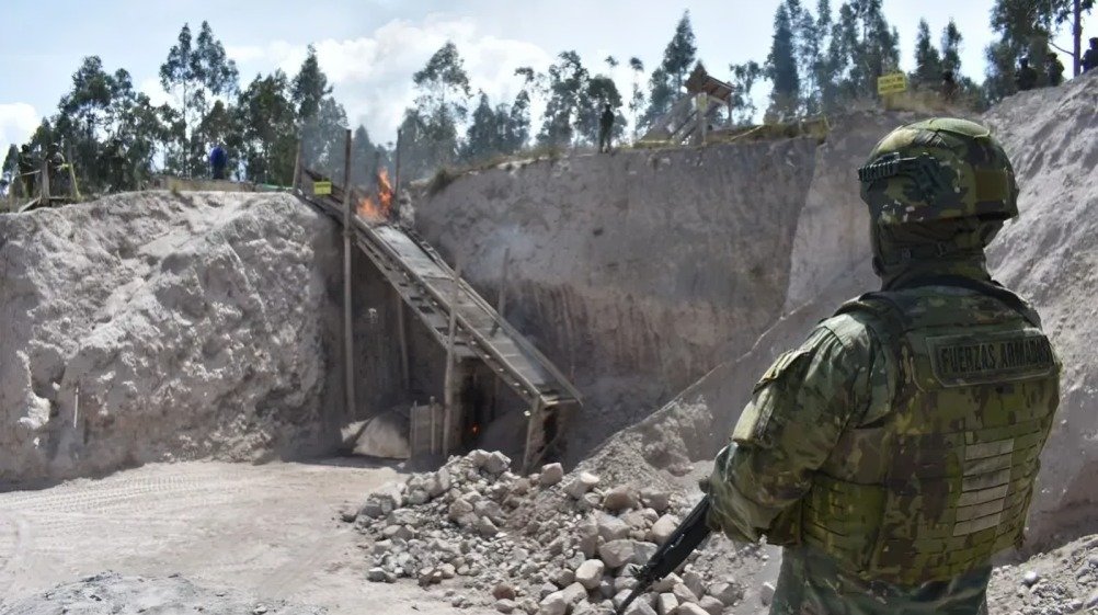 Militares destruyen mina ilegal